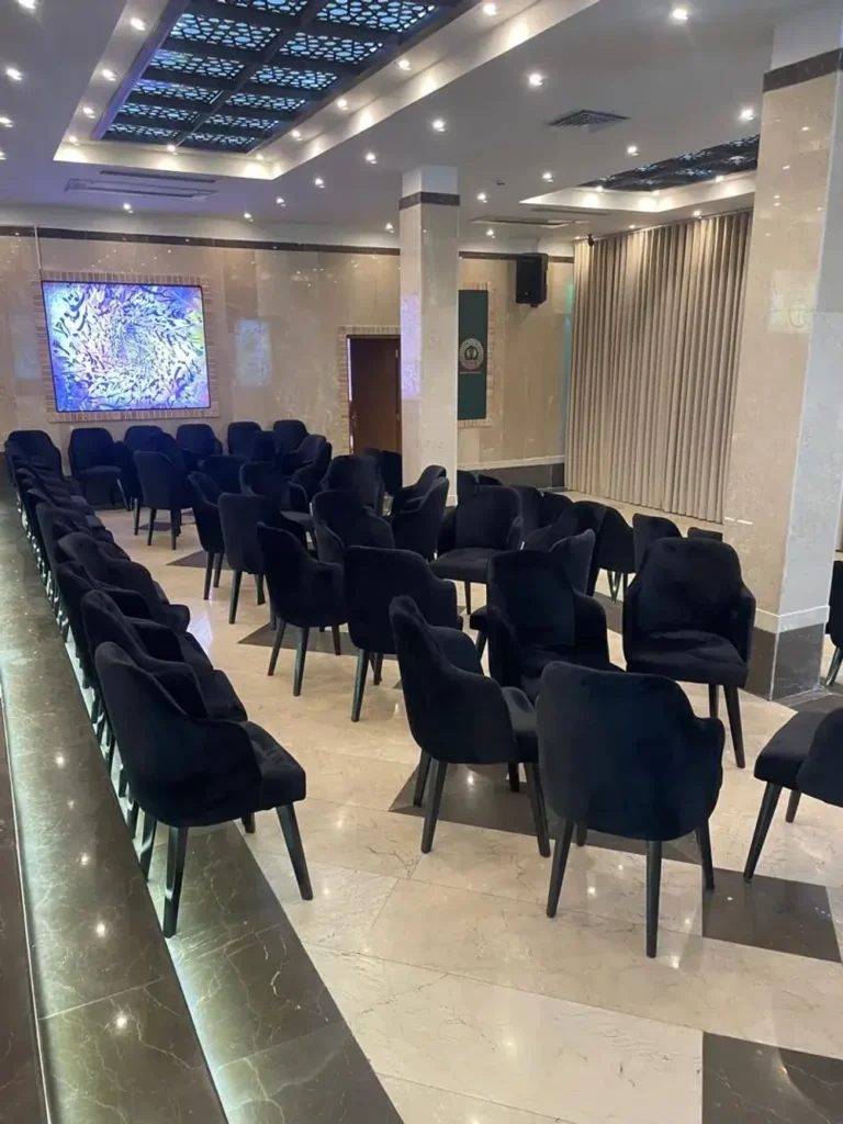 سالن فرشته با چیدمان گرد و نور طبیعی برای مراسم خاص