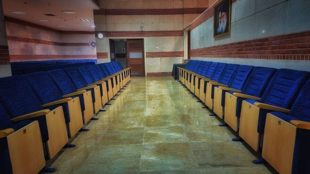 چیدمان رسمی صندلی‌ها در سالن 700 نفره مجتمع تفریحی کشتیرانی برای همایش و کنفرانس