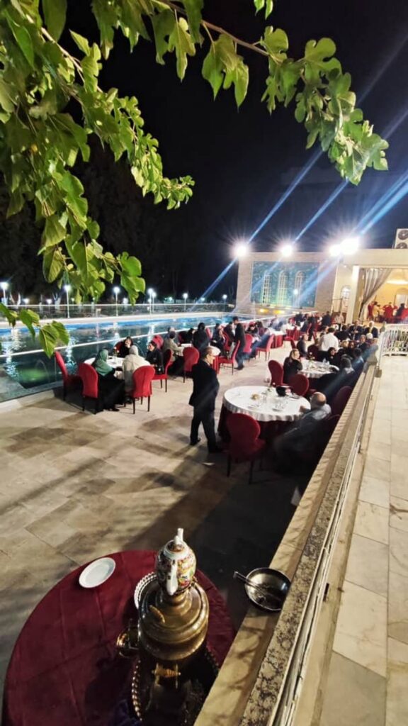 فضای روباز کنار استخر در شمال تهران مناسب برگزاری جشن‌ها و ایونت‌های تابستانی با طراحی لوکس
