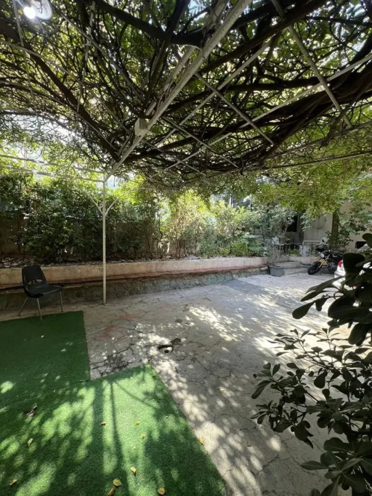 این عمارت دوبلکس با معماری خاص و حیاط بزرگ، بهترین گزینه برای برندهایی است که می‌خواهند رویداد خود را در محیطی متفاوت و لاکچری برگزار کنند.