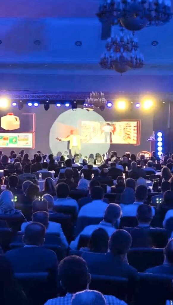 فضای ۱۲۰۰ متری بدون ستون با استیج حرفه‌ای و نورپردازی هوشمند، انتخابی ایده‌آل برای برگزاری ایونت‌های بزرگ و همایش‌های برندینگ در سطح بین‌المللی.
